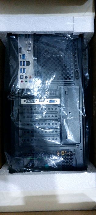 Компиютер янги ишлатилмаган йиғилган турибди.