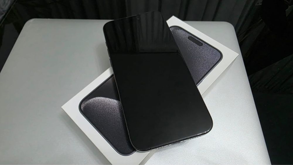 Iphone 15 Pro Max 256GB cu husa din kevlar. Sanatate baterie 90%!!