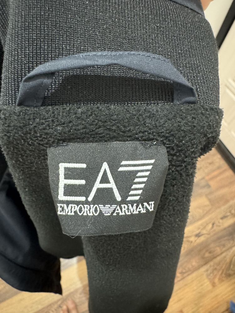 Продам мужскую куртку димисизонную EA7 оригинал! Размер М