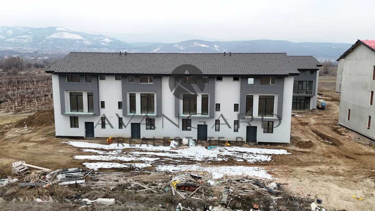 оф.22394 Триетажна Къща с АКТ 16 Марково