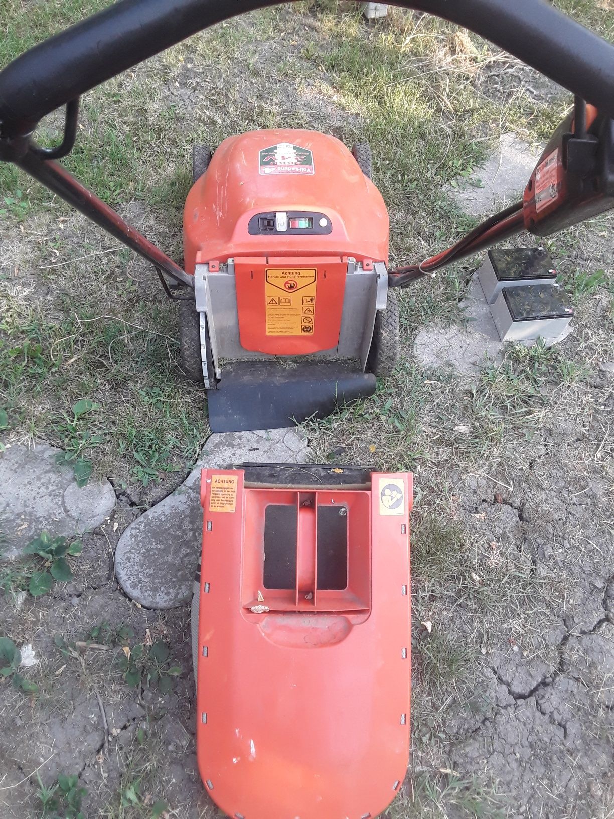 Vînd mașină de tuns iarbă DOLMAR-pe baterii/24v(2x12v)-40cm cuțitul
