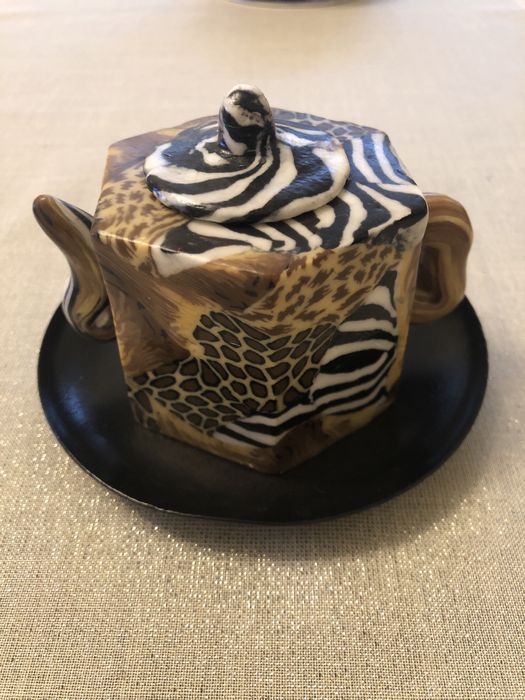 Lumanare decorativa cu suport in forma de ceainic