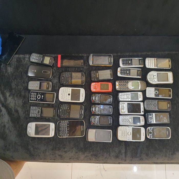 Vand o mica parte din colectia mea personala de telefoane