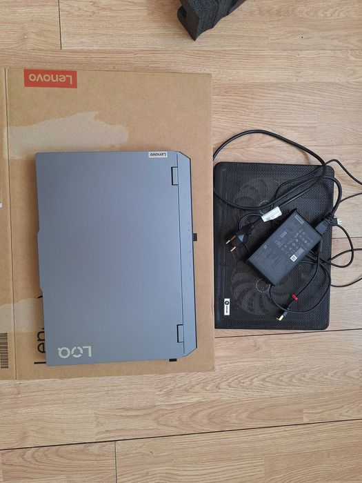 Laptop Gaming Lenovo LOQ 15IAX9I cu procesor Intel® Core™ i5-12450HX