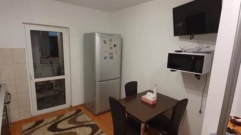 Camera de inchiriat- cautam colega