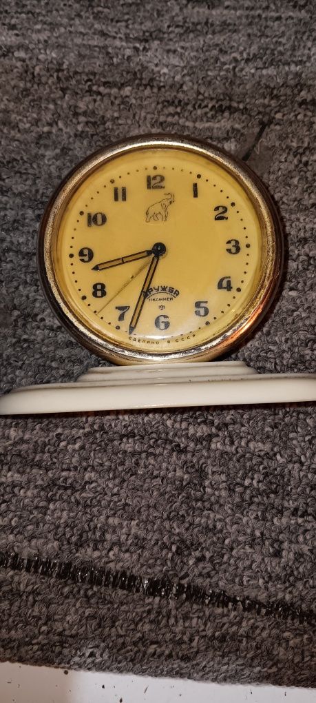 Ceas de masa deșteptător vechi rusesc