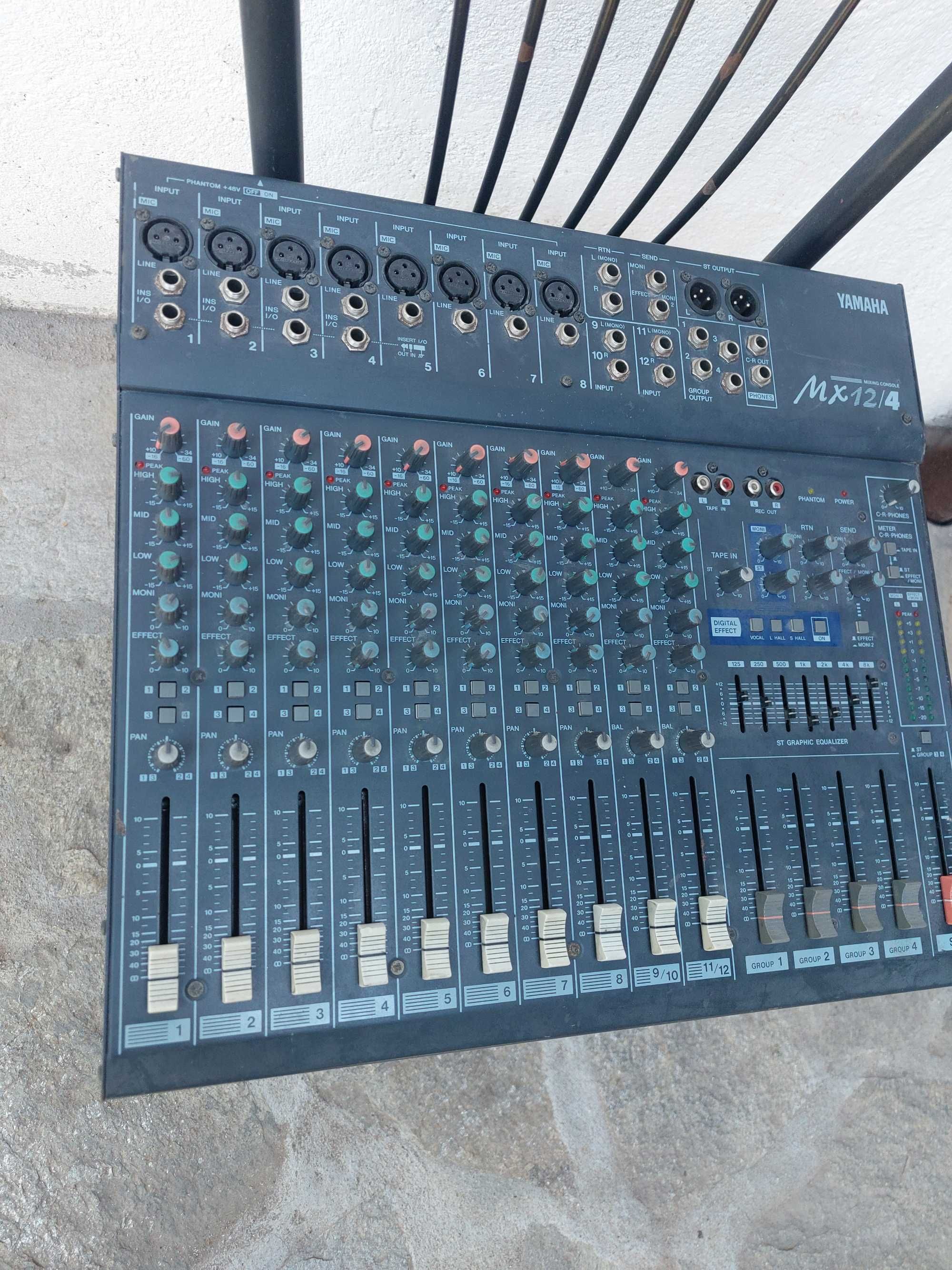 Професионален пулт Yamaha MX 12/4.