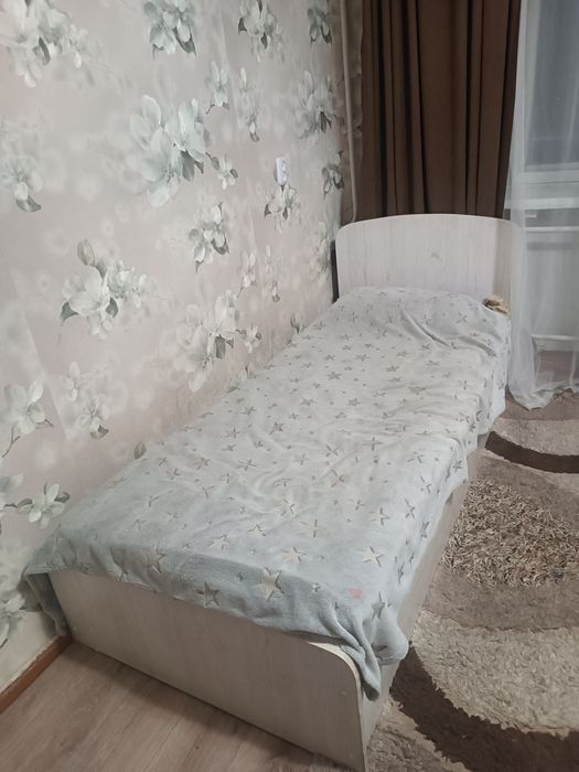 2  шт кровати с матрасом 1- кровать за 20000. Стол письменный  за 1500