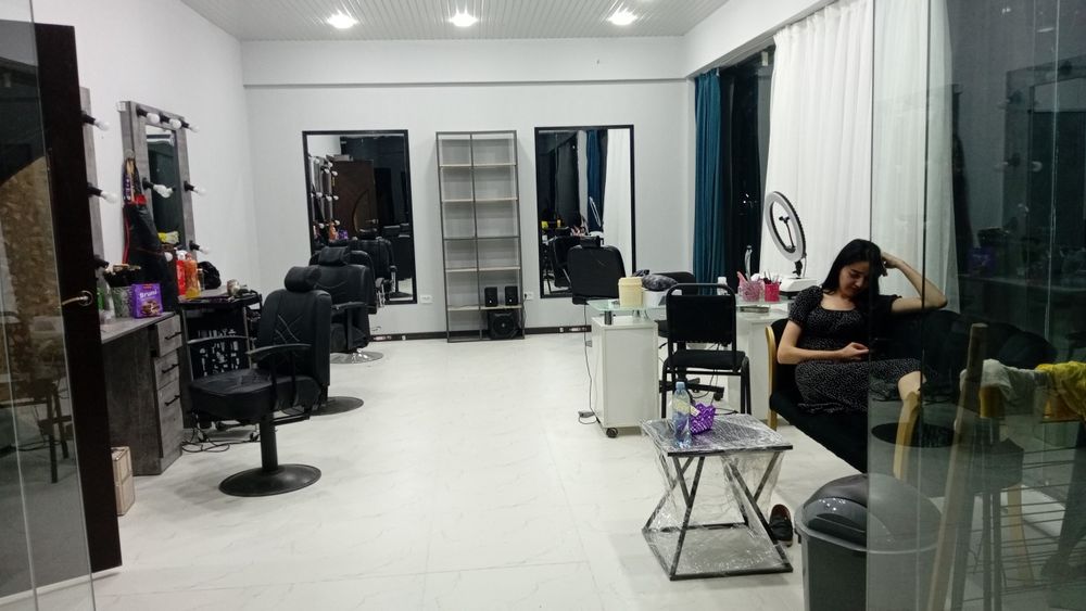 Salon ucun mebellar sotiladi