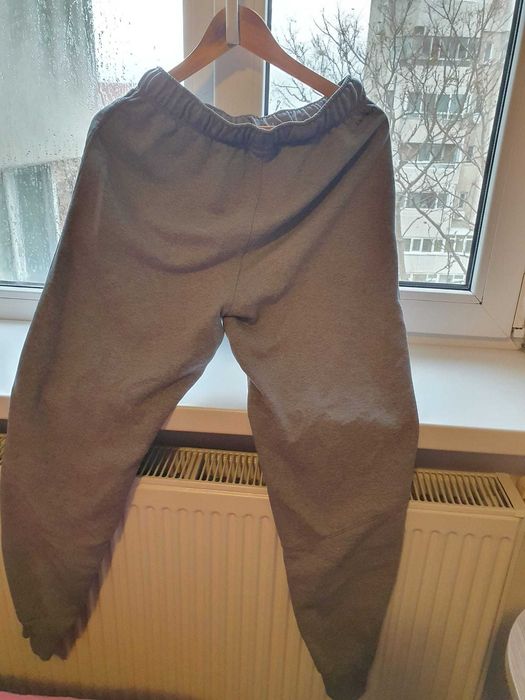 Pantaloni Jordan, mar S, in stare foarte buna, originali.