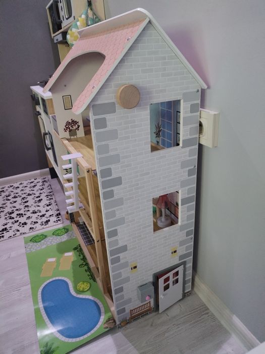 Детска дървена къща за кукли.