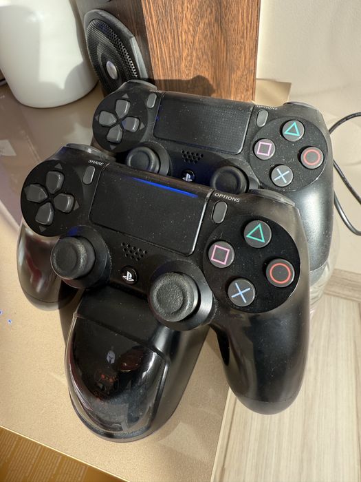 PlayStation 4 slim 1TB + игри + 2 джойстика