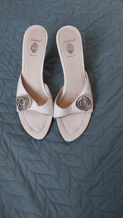 Продам босоножки.