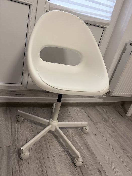 Scaun alb, rotayiv , reglabil pe inaltime.