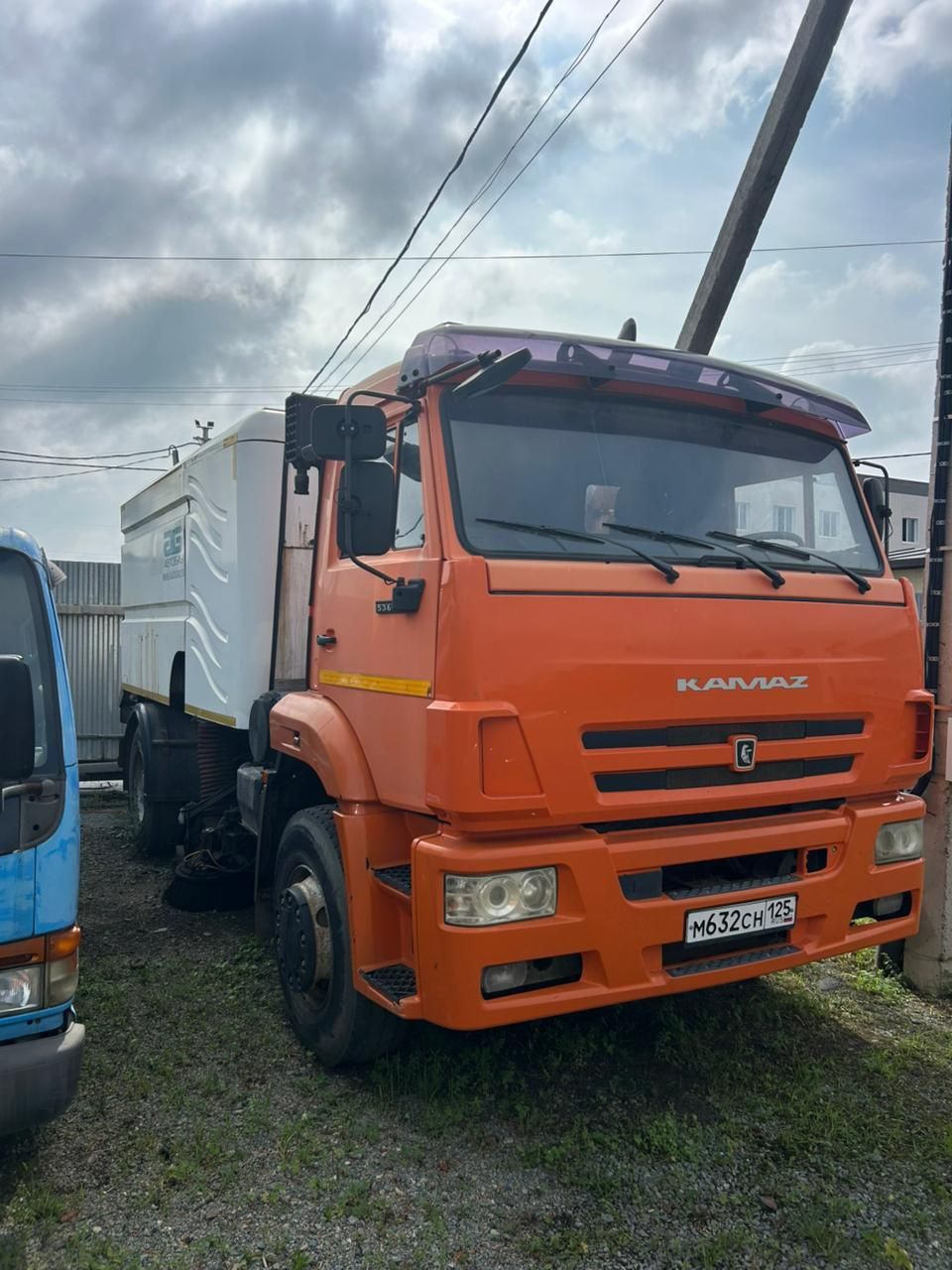 Продам вакуумную подметально уборочную машину