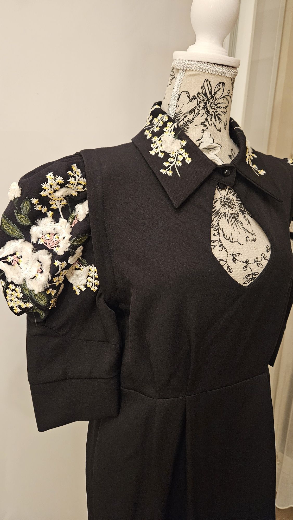 Rochie neagra, cu flori brodate, umeri bufanti, scurta, mărimea 40