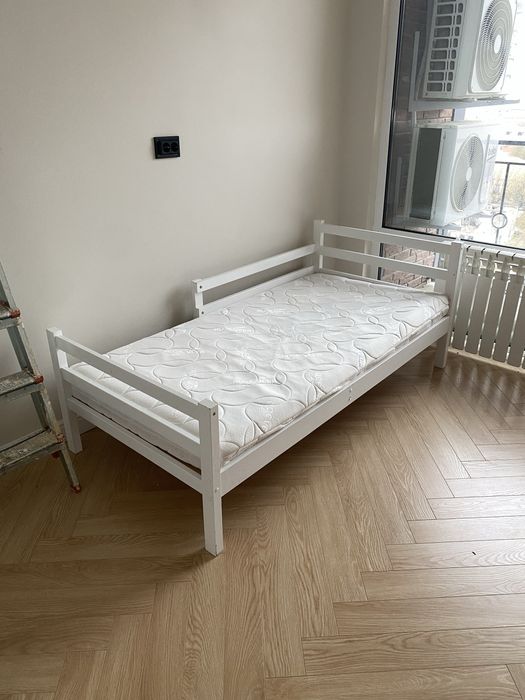 Детская кровать и стол письменный