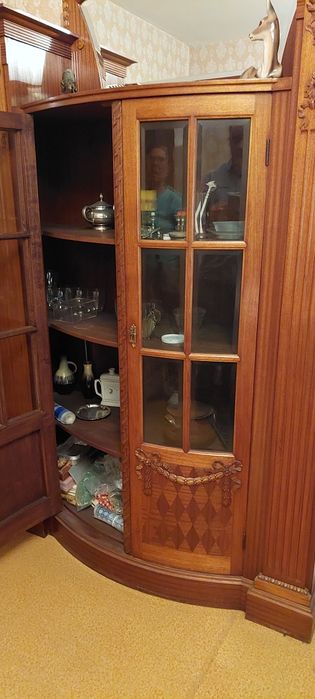 Продавам ретро шкаф- бюфет
