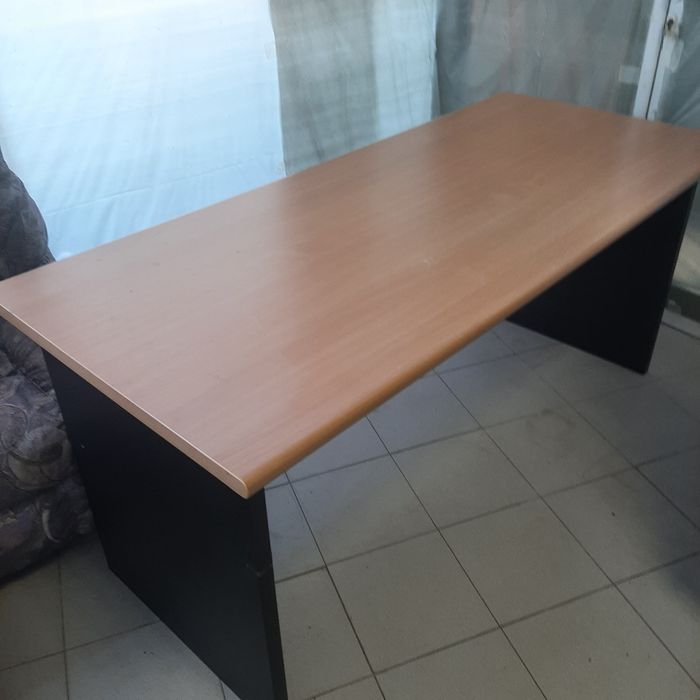 Продавам офис обзавеждане в идеално състояние