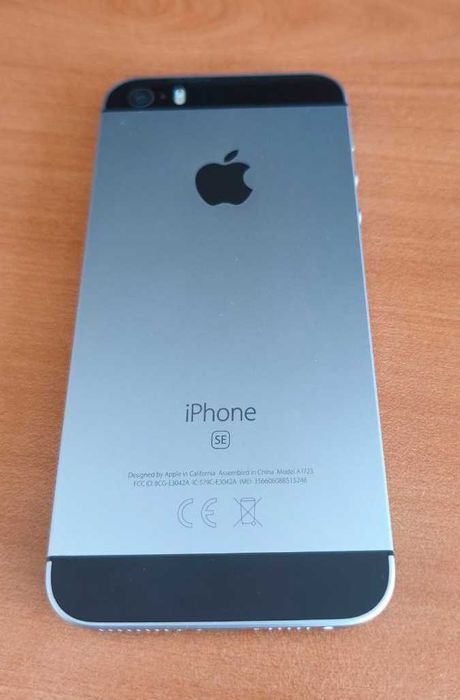 Apple iPhone SE 32gb фабрично отключен телефон, без забележки като нов