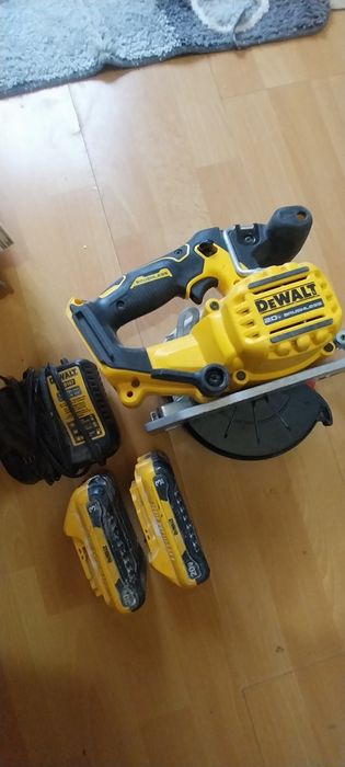 Vând circular de mânã Dewalt 20v cu acumulatori .