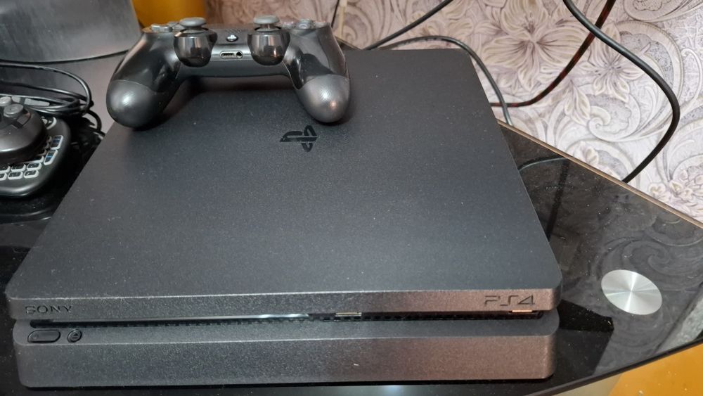 Playstation 4 slim ,1tb