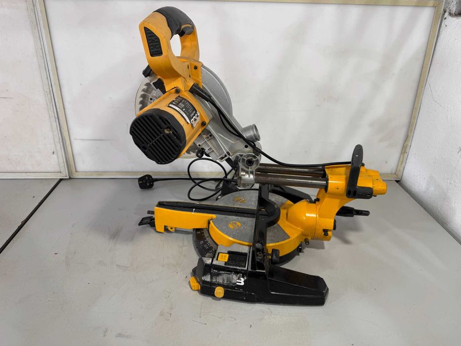 Циркуляр пендула - JCB 1400W / 210m