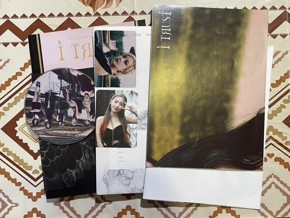 Продавам колекцията си от албуми на к-поп групи