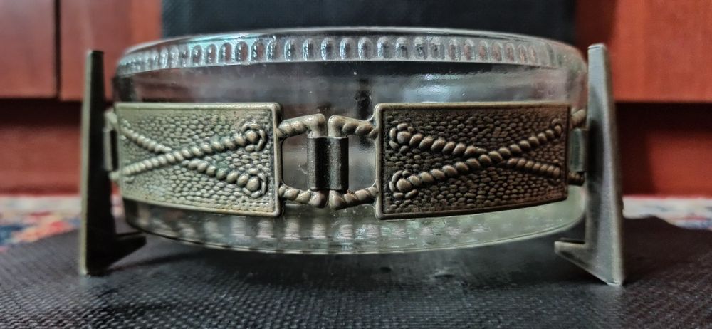 Продаю хрустальную вазочку окантованную латунным ободком 1940 года