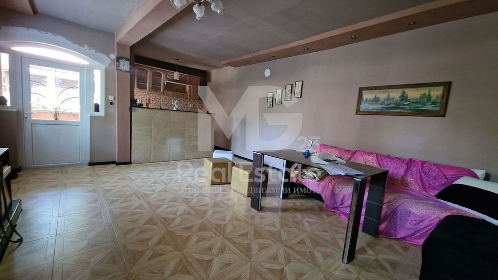 Едноетажна къща с двор и гараж!