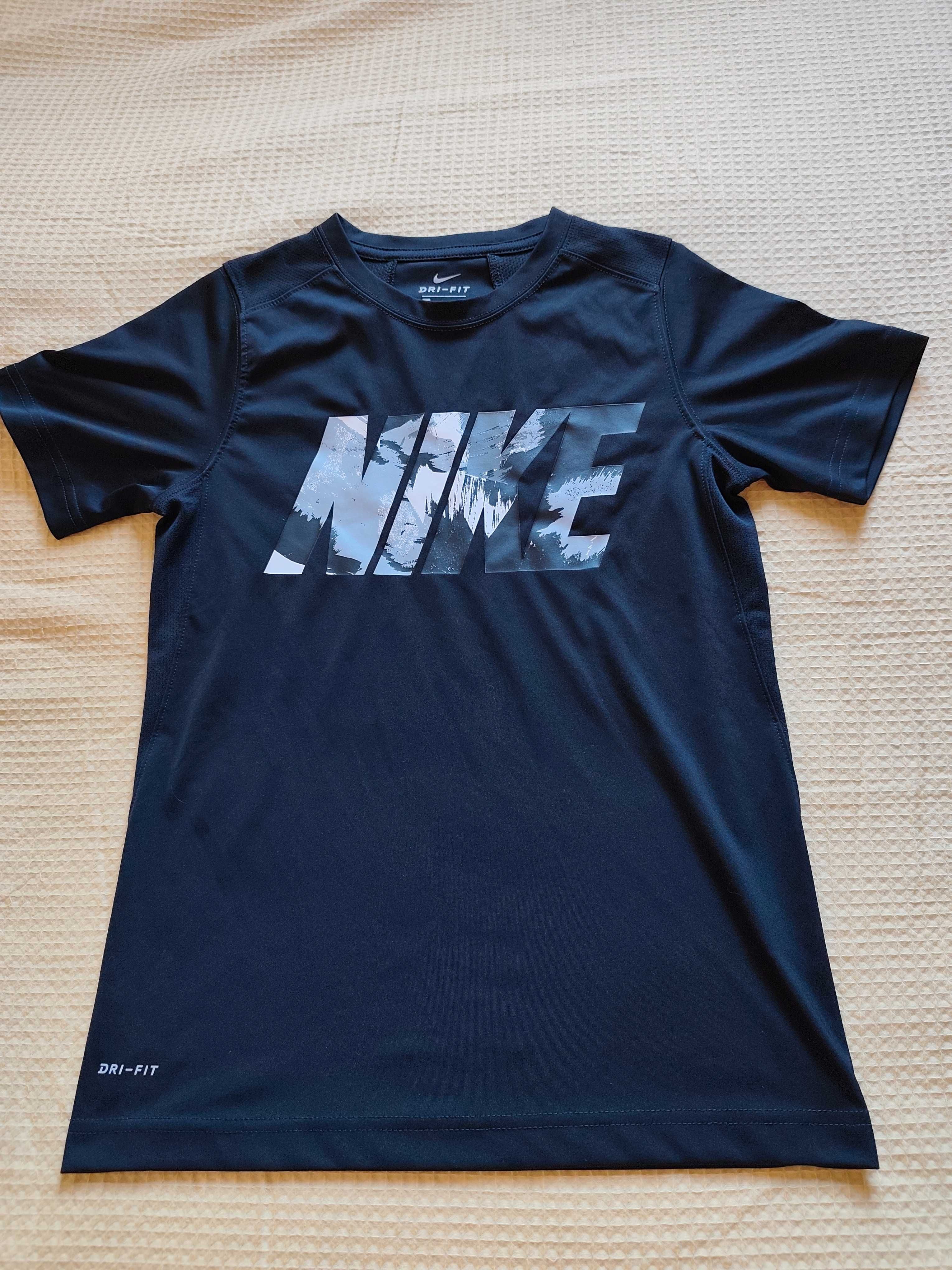 Детска тениска Nike 2 бр-20 лв.