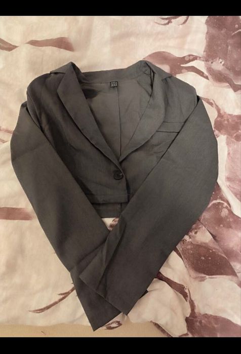 Тънко дамско сиво сако