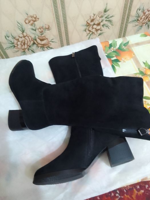 Продам весенние, осенние замшевые сапоги