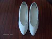 Дамски бели обувки, подходящи за сватбени тържества