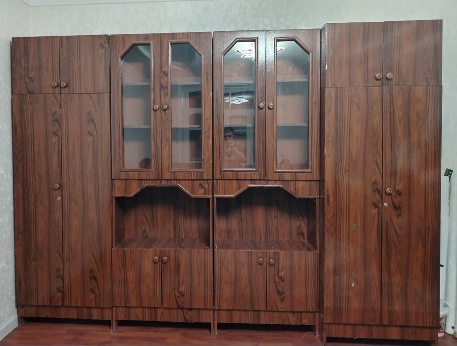 Шкаф с стекляннымы дверями