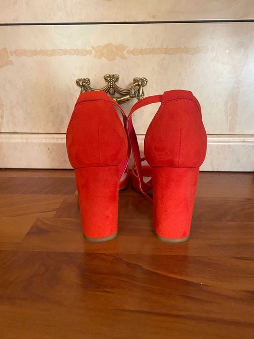 Vând sandale piele întoarsă, ecologică, culoare roșu-corai, mărimea 37