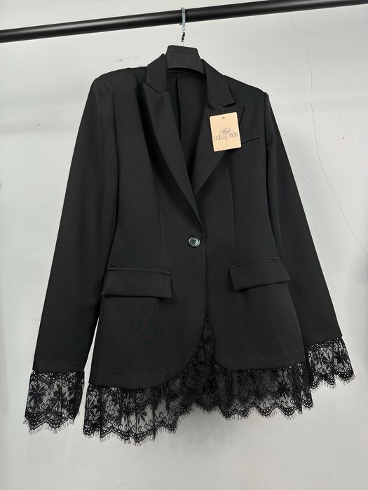 Дамски черен блейзър с пришита дантела