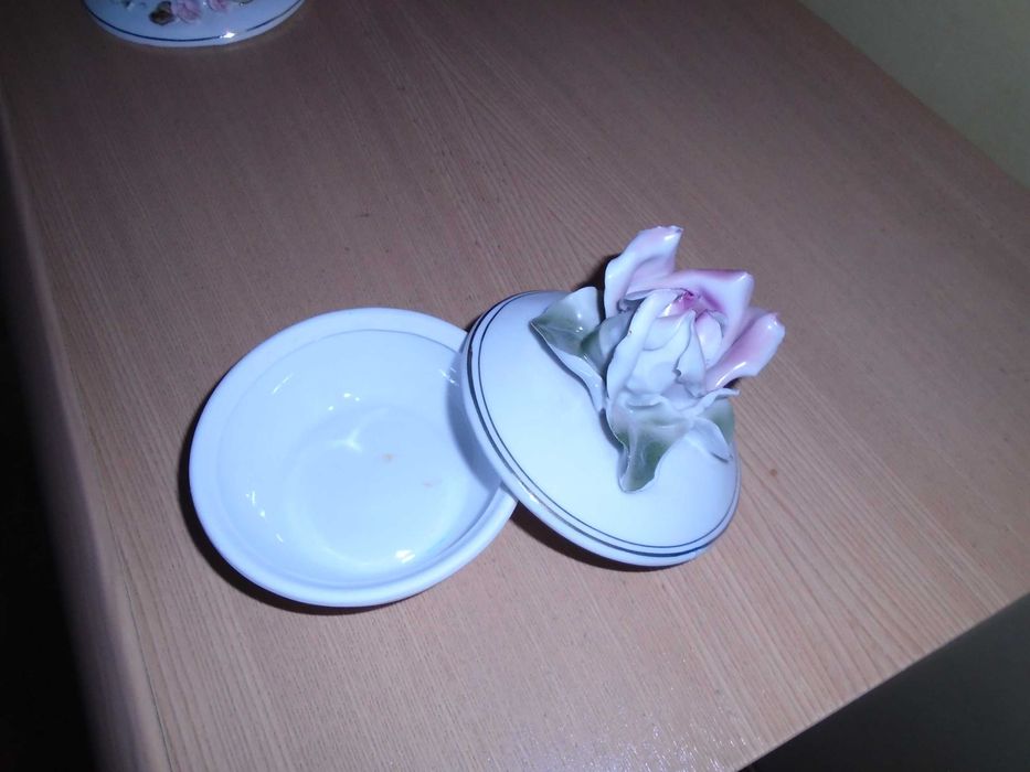 Caseta + bibelou portelan trandafiri