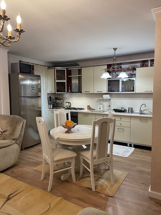 Vând apartament 3 camere