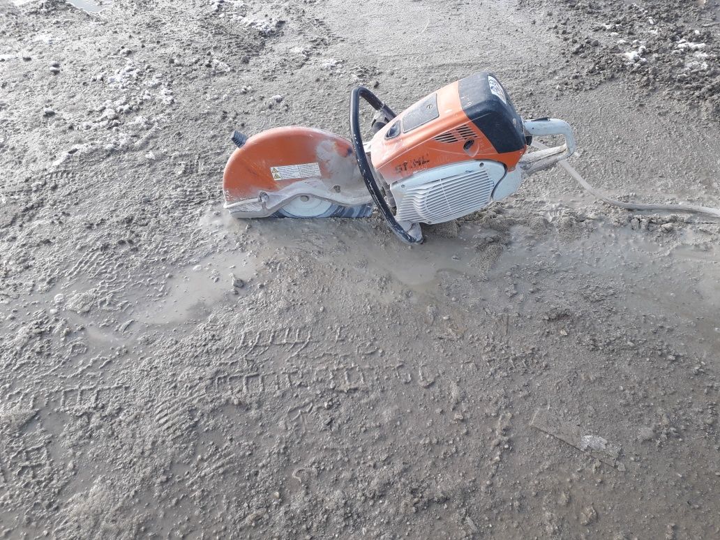 Gauri prin beton/caramida/piatra,Săpături cu miniexcavator.