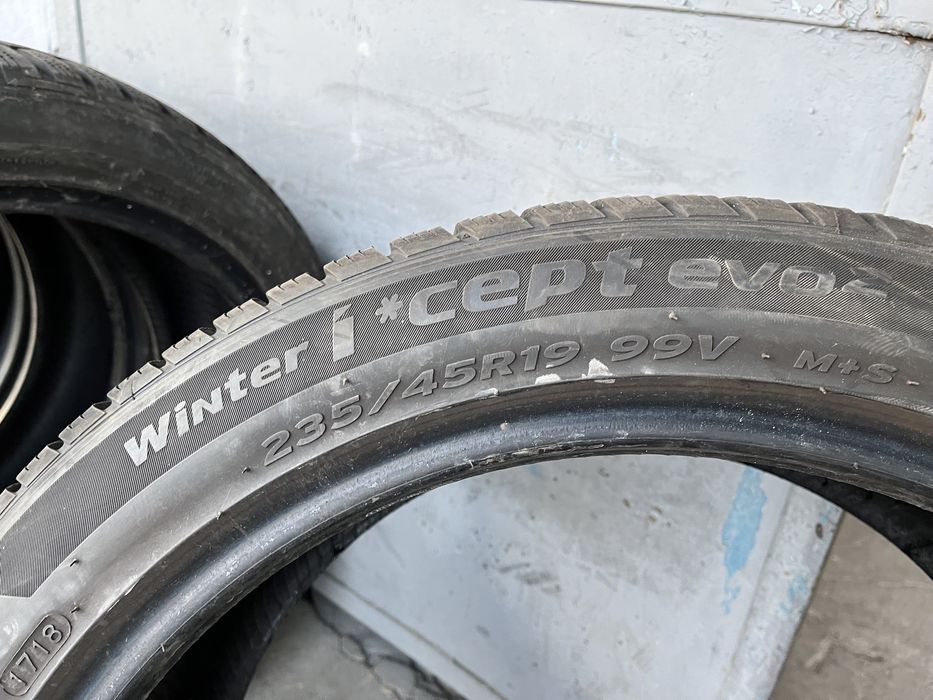 4 бр. зимни гуми 235/45/19 Hankook DOT 1718 4-4,5 mm