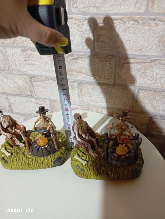 Светещи скелети статуетки