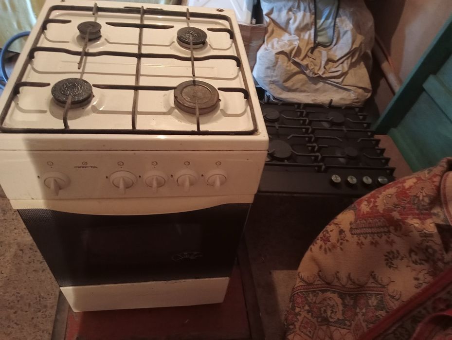 Газ плита 2 штуки всё  работает