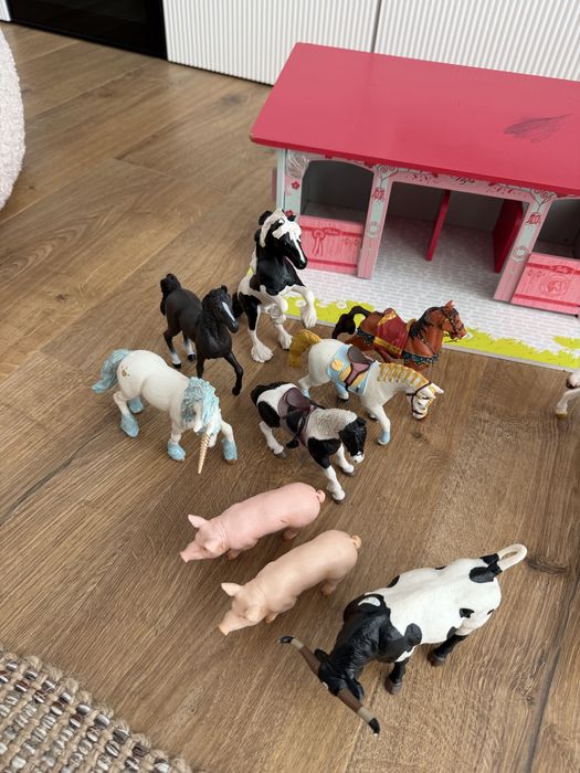 Фигурки коне с конюшня на Schleich и Papo