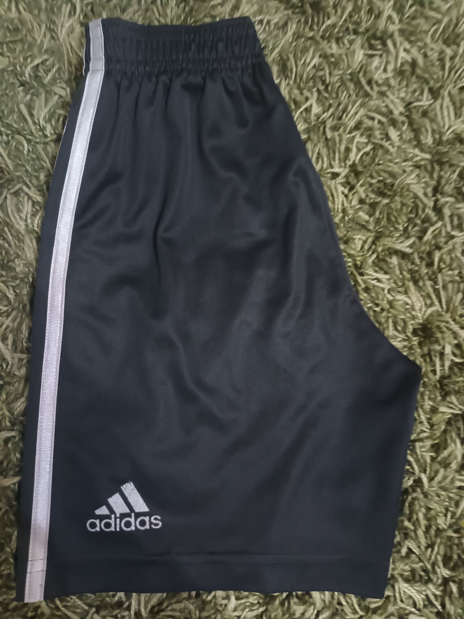 Vând pantaloni scurți adidas