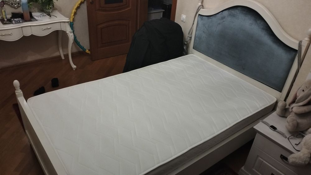 Кровать из натурального дерева в комплекте матрасс