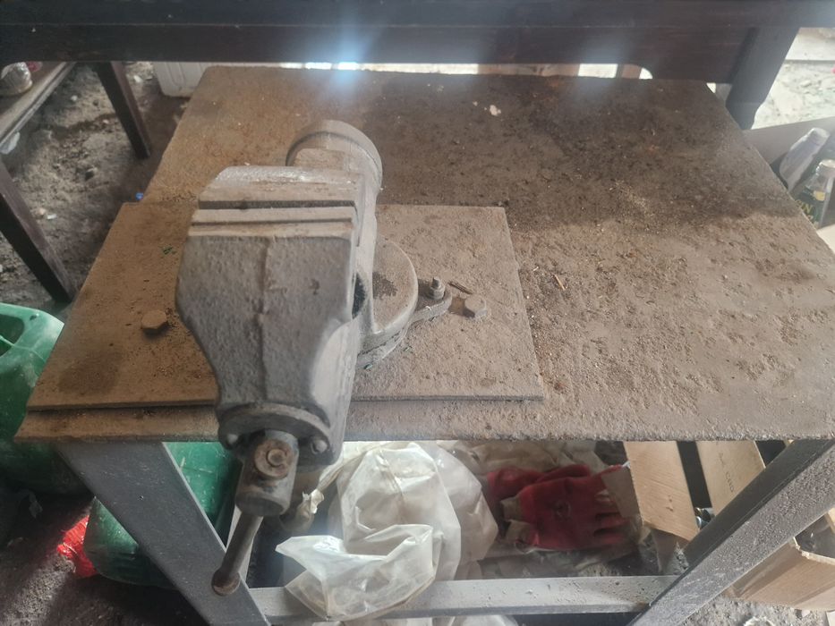 Продам стол с тисками и ёмкость для хранения топлива