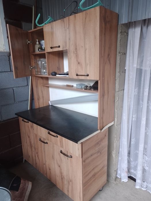 Продам шкаф для посуды в хорошем состояние на ножках