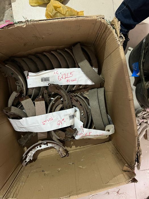 Продам кпп и колодки Toyota хайлюкс