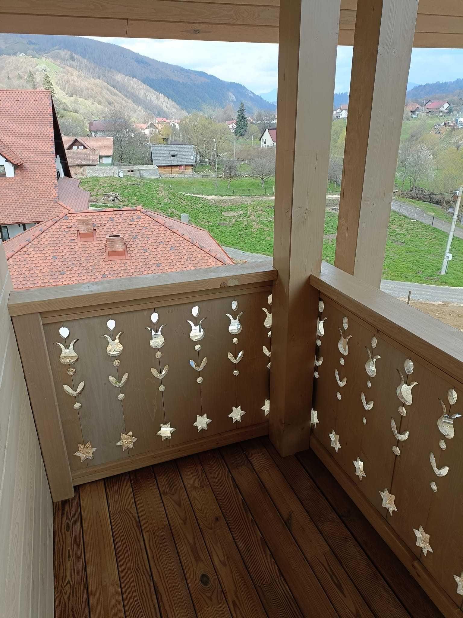 Balustrade din lemn masiv cu model pentru balcoane, terase si foisoare